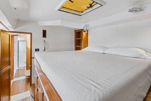 bed, Maine Cat P-47, power catamaran for sale