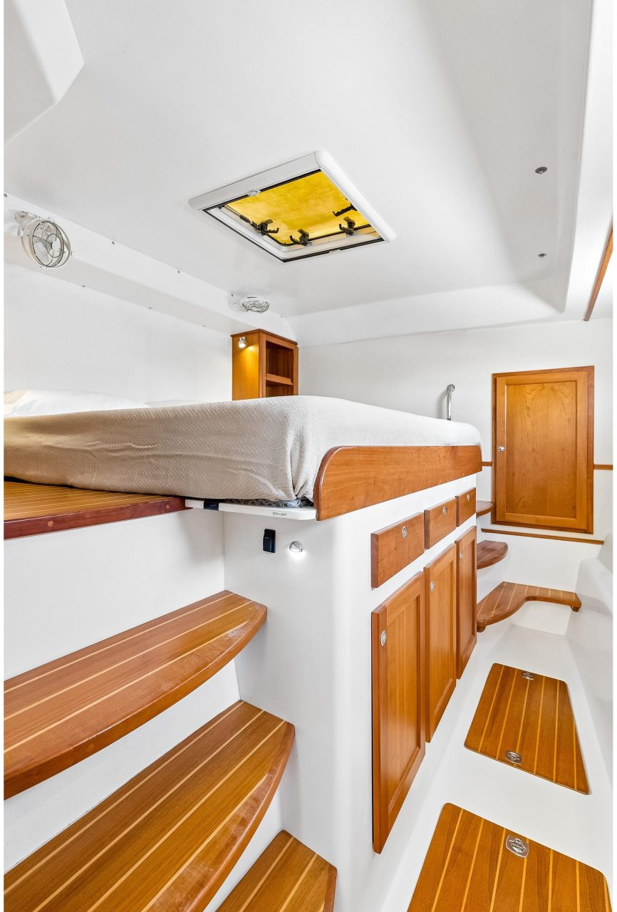 bed, Maine Cat P-47, power catamaran for sale