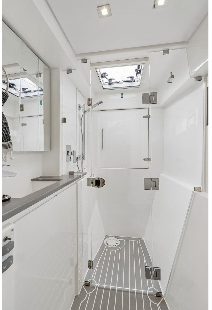 bath, Leopard 43 PowerCat, power catamaran for sale