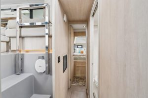 bath, Leopard 43 PowerCat, power catamaran for sale