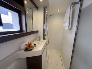 bath, Leopard 53 PowerCat, power catamaran for sale