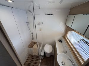 bath, Aquila 44, power catamaran for sale