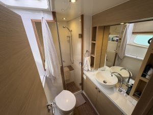 bath, Aquila 44, power catamaran for sale