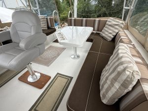 cockpit, Mainship 430 Trawler, trawler for sale