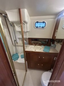 bath, Mainship 430 Trawler, trawler for sale