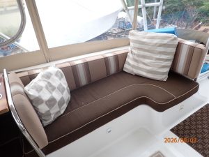 cockpit, Mainship 430 Trawler, trawler for sale