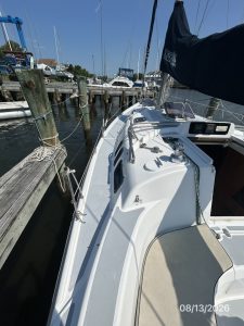 deck, Hunter, sailboat for sale