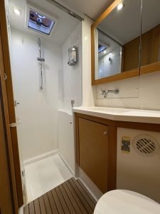 bath, Lagoon 450, catamaran for sale