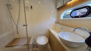 bath, Aquila 44, power catamaran for sale
